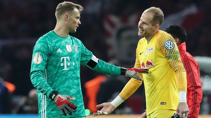 Manuel Neuer vắng mặt nhưng Pere Gulacsi (phải) sẽ tiếp tục gác đền cho Leipzig