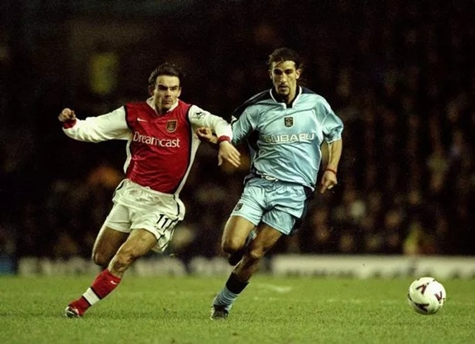 Mustapha Hadji tranh bóng với Marc Overmars trong chiến thắng gây sốc của Coventry City trước Arsenal