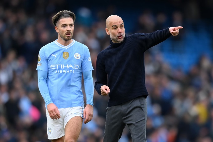 Jack Grealish (trái) cần sớm được ông thầy Pep Guardiola "cởi trói"