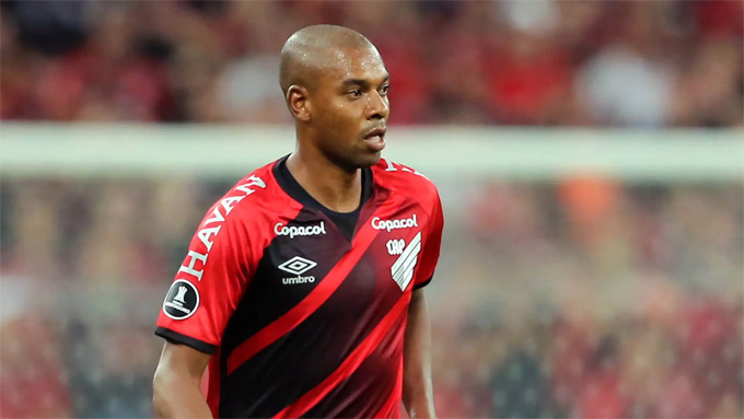 Fernandinho vẫn miệt mài chinh chiến ở tuổi 39