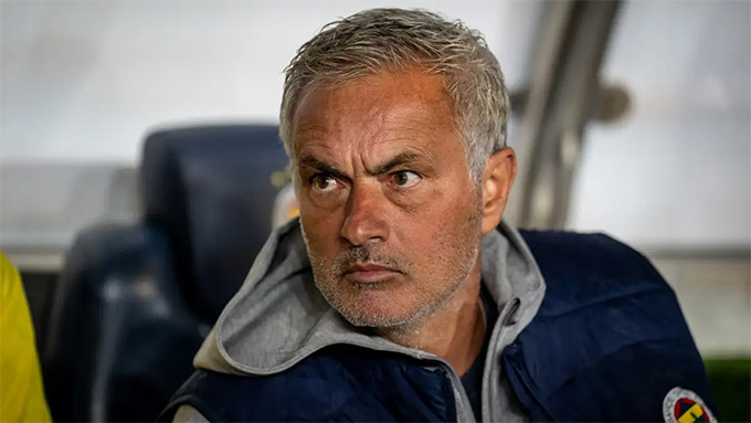 HLV Mourinho đang chịu áp lực rất lớn tại Fenerbahce