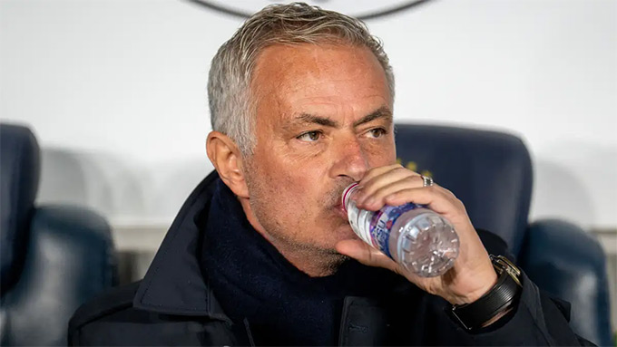 Mourinho sẽ phải lên bàn mổ để phẫu thuật