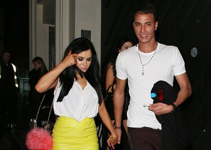 Marouane Chamakh cặp kè với người mẫu playboy Carla Howe