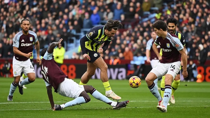 Grealish thi đấu hết sức cố gắng ở trận đấu tại Villa Park