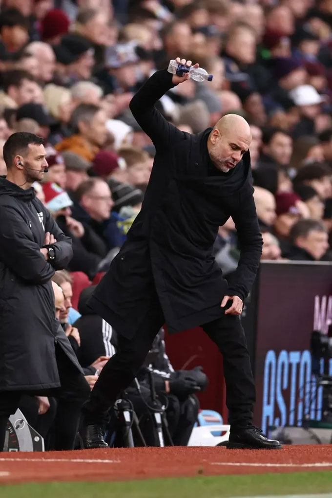 Pep giận dữ ném chai nước khi chứng kiến Man City thua trận