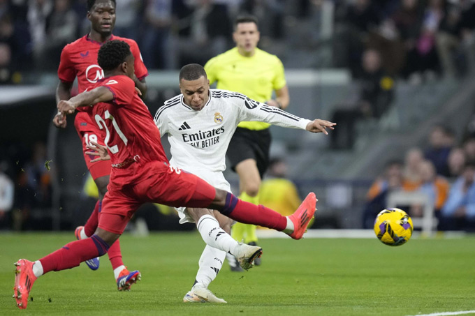 Siêu phẩm sút xa của Mbappe