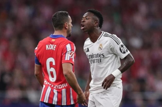 Koke trong một màn khẩu chiến trong trận derby Madrid