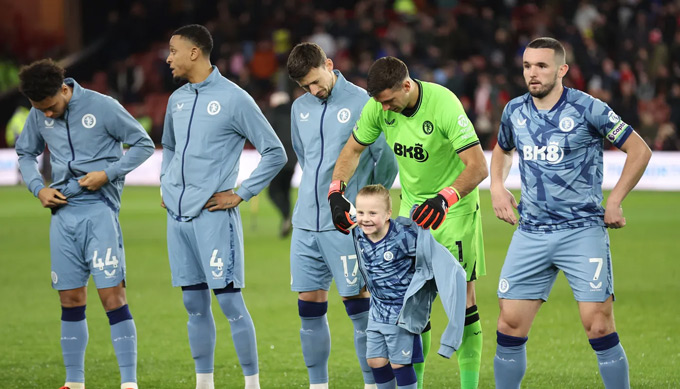 4. Sheffield United vs. Aston Villa - Catherine Ivill "Đội trưởng của Villa, John McGinn, đưa áo khoác của mình cho thủ môn Emiliano Martinez, người sau đó khoác lên vai một em nhỏ ra sân cùng đội. Những khoảnh khắc thể hiện mặt khác của cầu thủ bóng đá thật đáng yêu, và cậu bé rõ ràng rất vui sướng. Hy vọng cậu ấy được giữ chiếc áo đó".