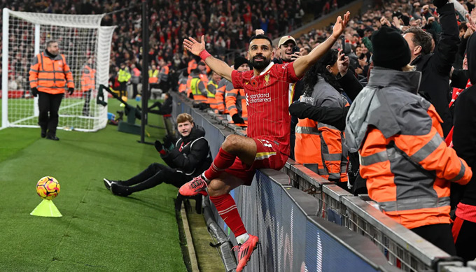 5. Liverpool vs. Aston Villa - John Powell (Liverpool) "Sau khi chụp bức ảnh ghi bàn của Mohamed Salah, anh ấy chạy về phía tôi lúc tôi đang đứng ở góc sân. Salah quyết định ngồi lên biển quảng cáo. Với tôi, đó là vị trí chụp trong mơ. Nếu có cơ hội, tôi cũng sẽ yêu cầu anh ấy tạo dáng ở đó".