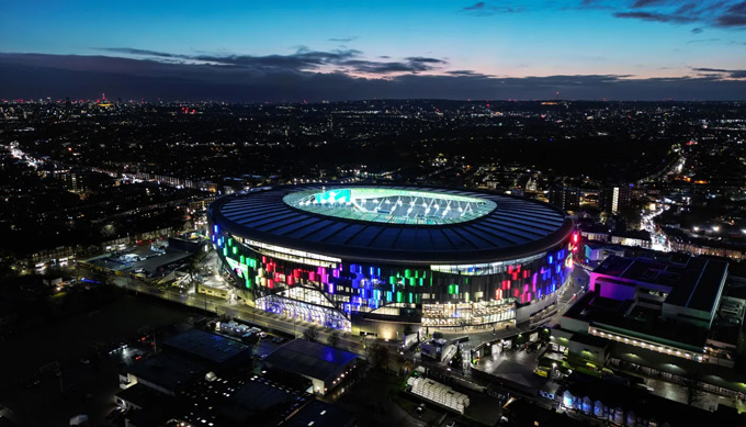 6. Tottenham vs. Fulham - Michael Regan "Sân vận động này thật tuyệt vời để làm việc, và tôi đã muốn chụp từ trên cao từ lâu. Sau khi các cổ động viên rời đi và mặt trời lặn, tôi dùng drone để chụp từ độ cao 36 mét. Spurs thắp sáng sân vận động để kỷ niệm chiến dịch Rainbow Laces, thêm chút sắc màu cho bức ảnh".