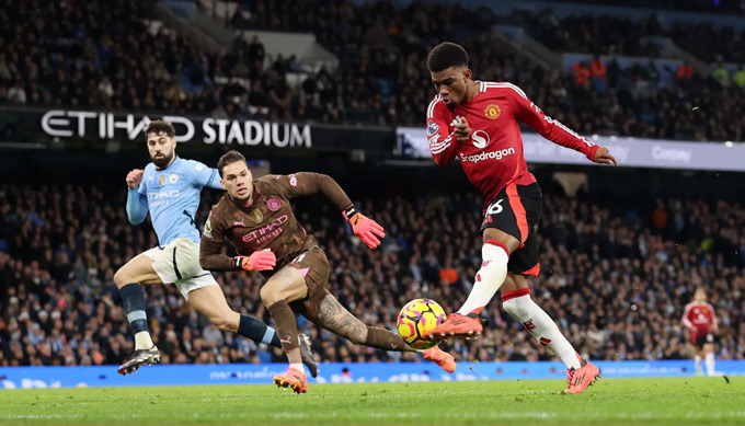 9. Man City vs. Man United - Carl Recine "Những bàn thắng ở phút cuối luôn được yêu thích, nhưng một bàn thắng phút cuối trong trận derby Manchester còn đặc biệt hơn. Tôi không chắc nó đã vào lưới cho đến khi nghe tiếng cổ động viên Man United ăn mừng ở đầu sân đối diện".