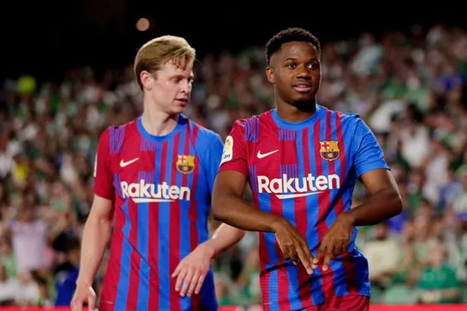 De Jong và Ansu Fati là 2 trong 5 cầu thủ sắp phải rời Barca