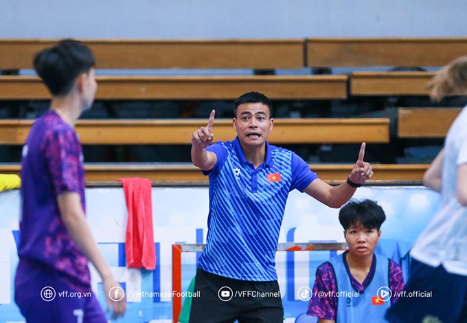 Dẫn dắt ĐT nữ futsal Việt Nam vô địch giải ĐNA, HLV Nguyễn Đình Hoàng lọt vào Top 3 HLV tiêu biểu của Thể thao Việt Nam 2024