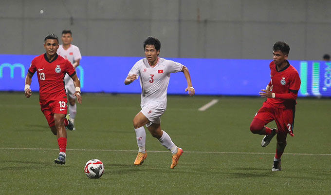 ĐT Việt Nam vượt khó để đánh bại Singapore 2-0 ở trận bán kết lượt đi trên sân Jalan Besar - Ảnh: Trí Công 