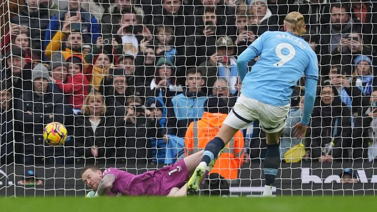 Haaland đã chứng kiến đường bóng của mình bị chuyên gia cản phá phạt đền Jordan Pickford cản phá