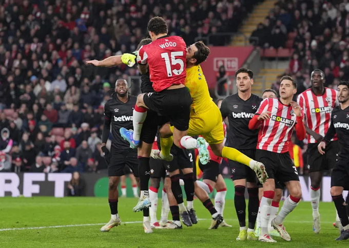 Fabianski va chạm mạnh với Chris Wood