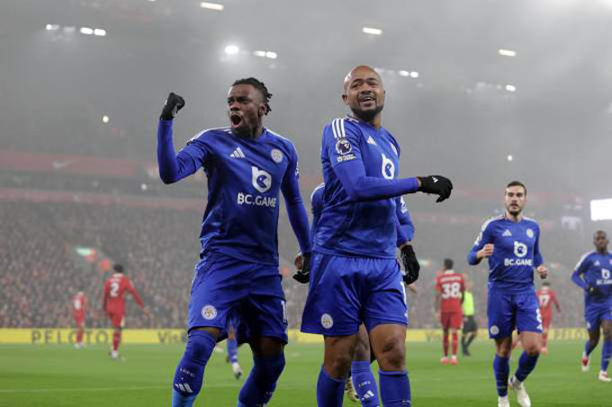 Leicester dẫn trước nhưng không thể có 3 điểm