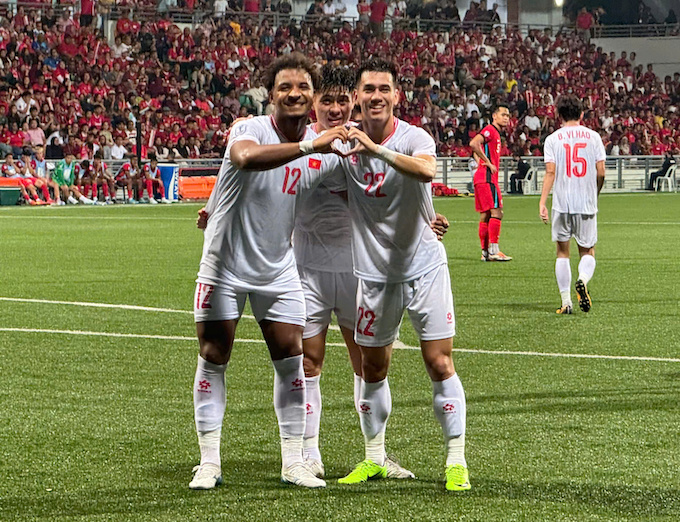 Tiến Linh và Xuân Son ghi bàn trong trận thắng Singapore 2-0 - Ảnh: Trí Công 