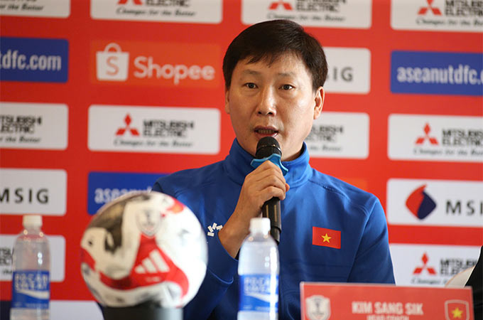 HLV Kim Sang Sik hạnh phúc khi đưa ĐT Việt Nam vào chung kết AFF Cup 2024 - Ảnh: Đức Cường 