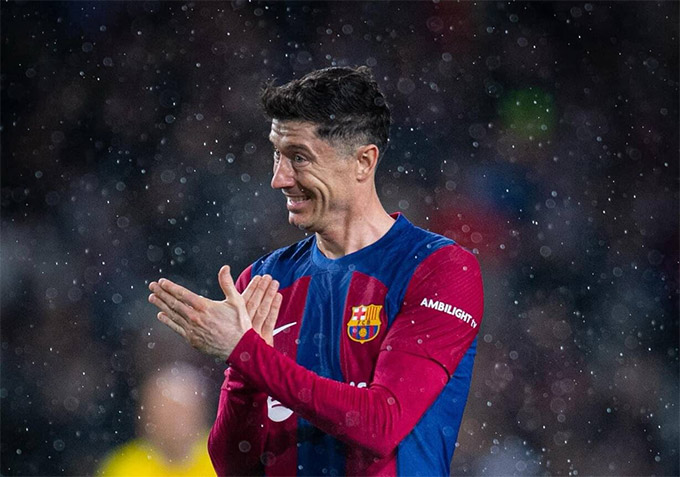 Tiền đạo người Ba Lan ngày càng ít ảnh hưởng tới lối chơi của Barca