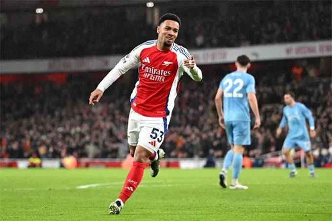 Nwaneri (17 tuổi) vẫn được Mikel Arteta tin dùng