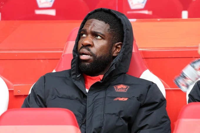 Umtiti dáng vẻ đầy tội nghiệp trên băng ghế dự bị của Lille