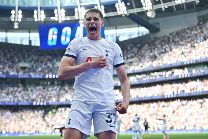  Micky van de Ven tỏa sáng trong màu áo Tottenham