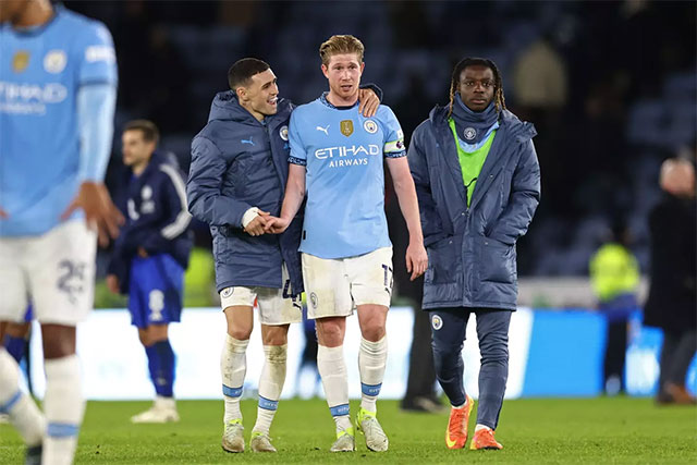 De Bruyne không trao lại băng đội trưởng cho Walker khi hậu vệ phải của Man City xuất hiện