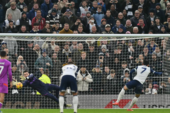 Son đá hỏng phạt đền ở phút 43 trận Tottenham vs Wolves