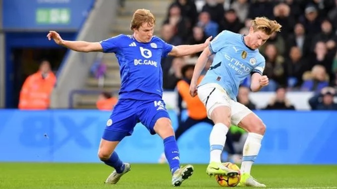 Sự xuất hiện trở lại của Kevin de Bruyne (phải) trong đội hình xuất phát giúp Man City chơi tấn công tốt hơn hẳn