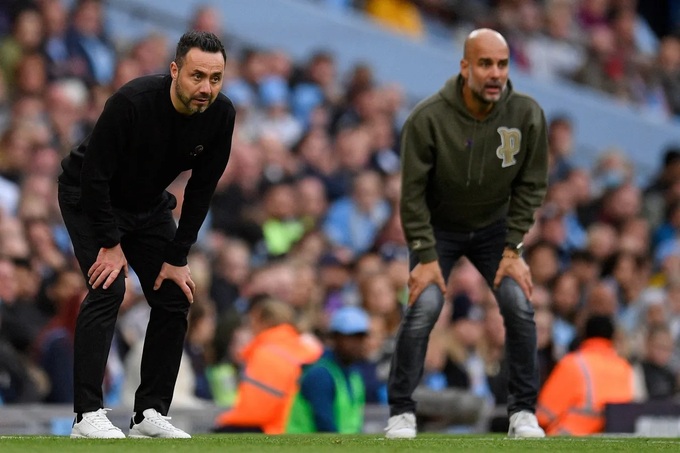 Tuy xem Pep Guardiola là thần tượng, HLV Slot lại đang áp dụng phong cách của đồng nghiệp De Zerbi 