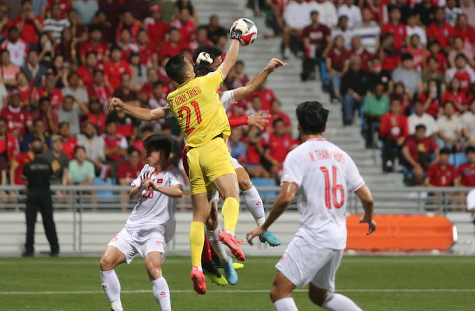 Đình Triệu trong một pha cứu thua cho tuyển Việt Nam ở trận bán kết lượt đi AFF Cup 2024. Ảnh: Trí Công