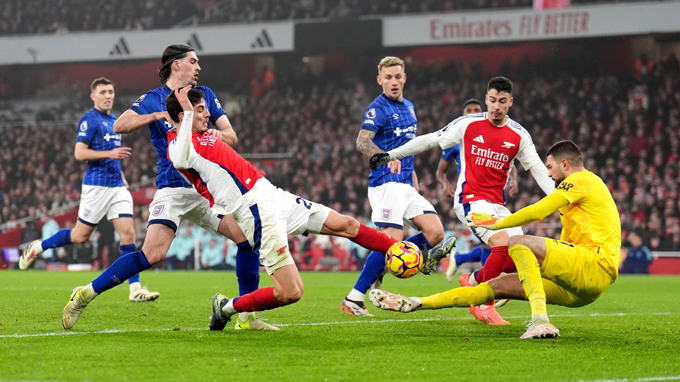 Arsenal gặp nhiều khó khăn trong khâu dứt điểm trước Ipswich