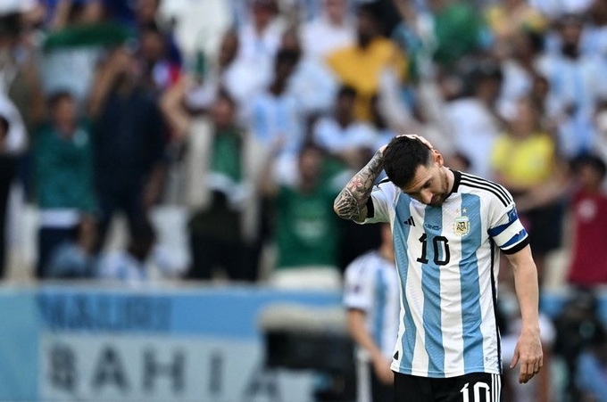 Messi cúi đầu lủi thủi về chỗ, sau khi sút hỏng quả 11m ở trận tứ kết Copa America 2024