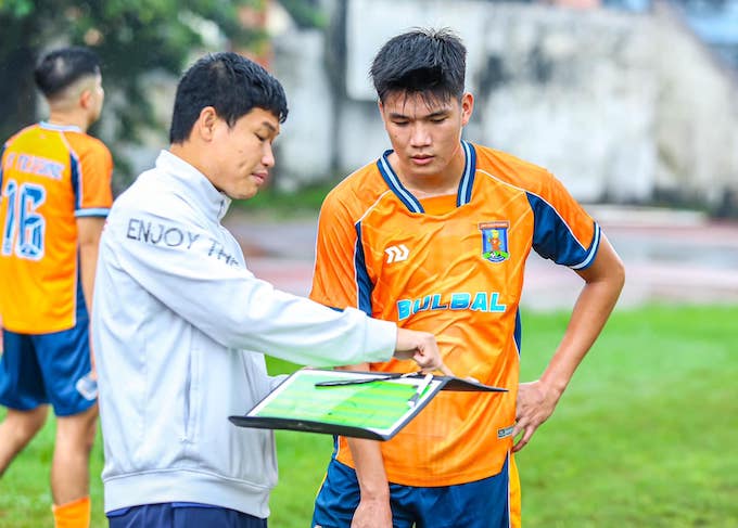 Đông Triều chỉ đạo cho học trò trong một trận đấu. Ảnh: Phi Hải 