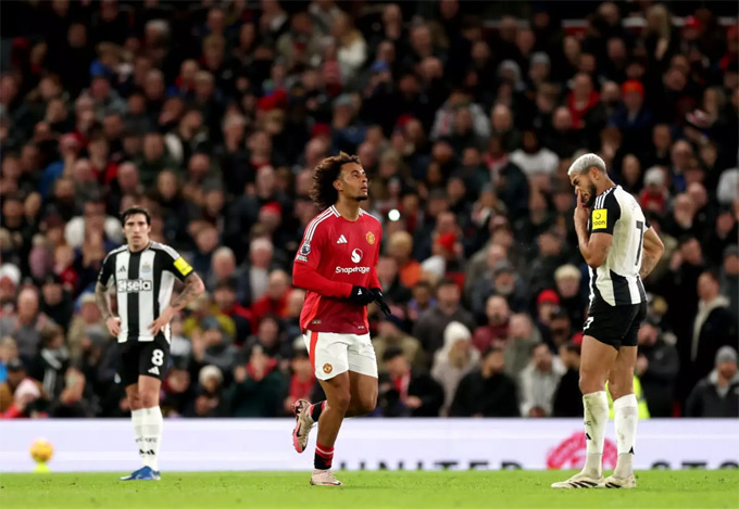 Zirkzee bị thay ra trong trận thua Newcastle mới đây