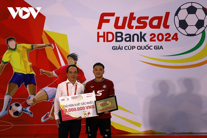 Ông Phạm Thanh Sang, Đồng Trưởng Ban tổ chức các giải Futsal HDBank 2024, Giám đốc Chi nhánh Trung tâm Quảng cáo và Dịch vụ Truyền thông (VOV) tại TP.HCM trao danh hiệu thủ môn xuất sắc nhất cho Văn Tú (Thái Sơn Bắc)