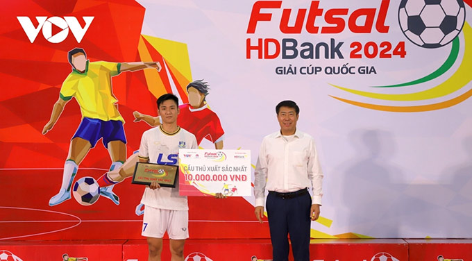 Ông Lê Thành Trung, đại diện nhà tài trợ HDBank trao danh hiệu cầu thủ xuất sắc nhất cho Văn Tuấn (Thái Sơn Bắc)