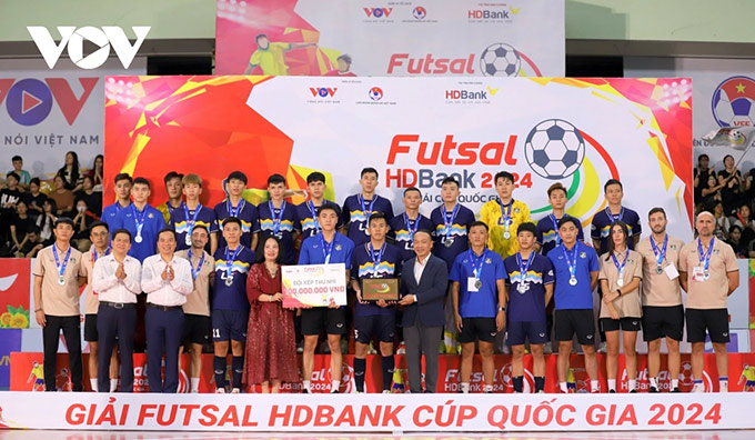 Thái Sơn Nam về nhì nhận 100 triệu đồng