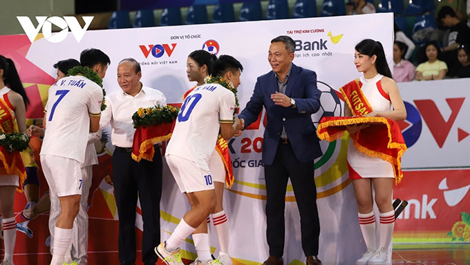 Các thành viên Thái Sơn Bắc nhận huy chương vàng