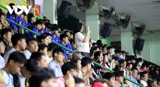 Khán giả chật kín nhà thi đấu