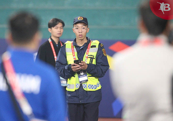 Lực lượng an ninh của sân Việt Trì bất ngờ nhận thông tin một người lạ xuất hiện ở khu vực cấm 
