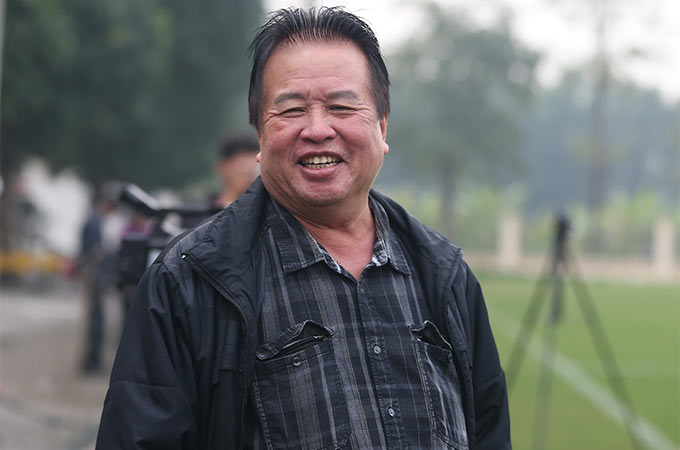 Ông Nguyễn Minh - bố của thủ môn Nguyễn Filip tự hào khi con trai được khoác áo ĐT Việt Nam - Ảnh: Anh Thắng