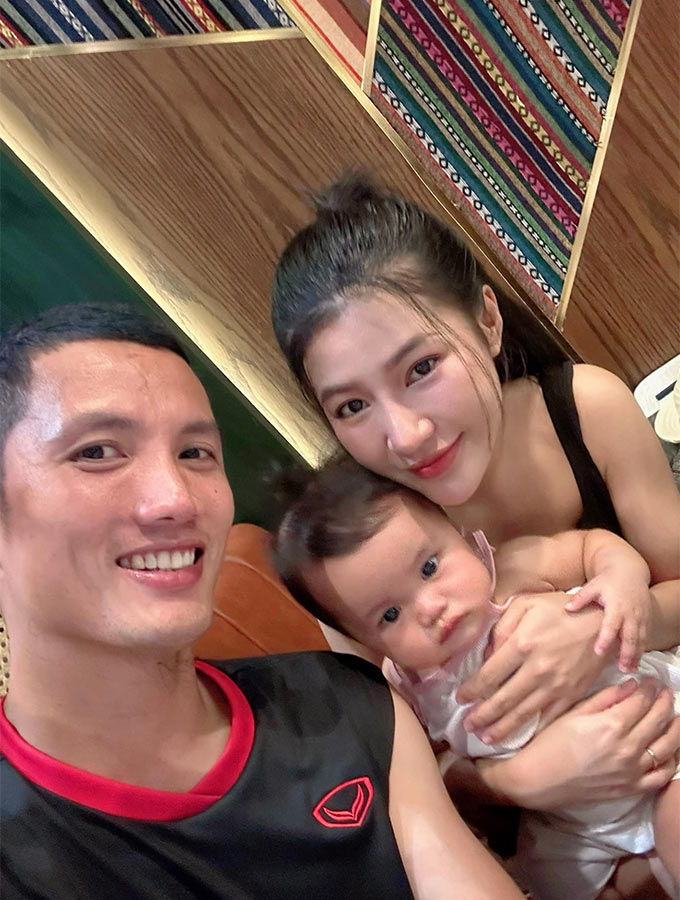 Đình Triệu cùng vợ và con gái đầu lòng 