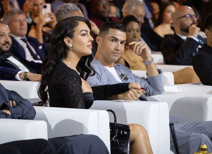 Ronaldo làm dấy lên tin đồn bí mật kết hôn 