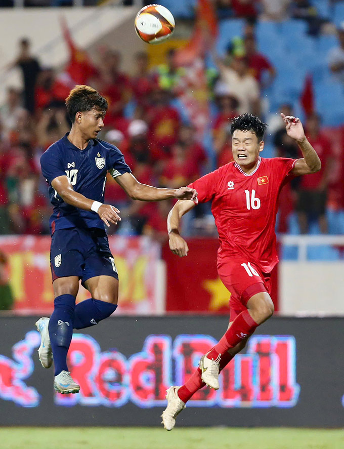 Suphanat và Thành Chung hứa hẹn tái diễn màn đối đầu, khi Việt Nam đấu Thái Lan tại chung kết AFF Cup 2024 - Ảnh: Phan Tùng 