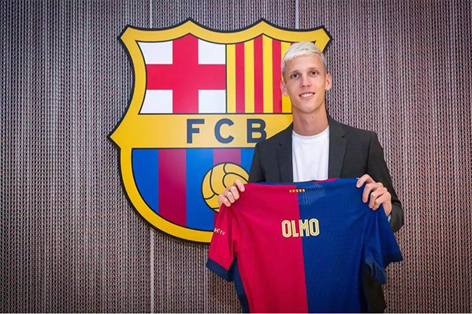 Olmo đã phải chờ sau 2 vòng đầu mới được đá cho Barca