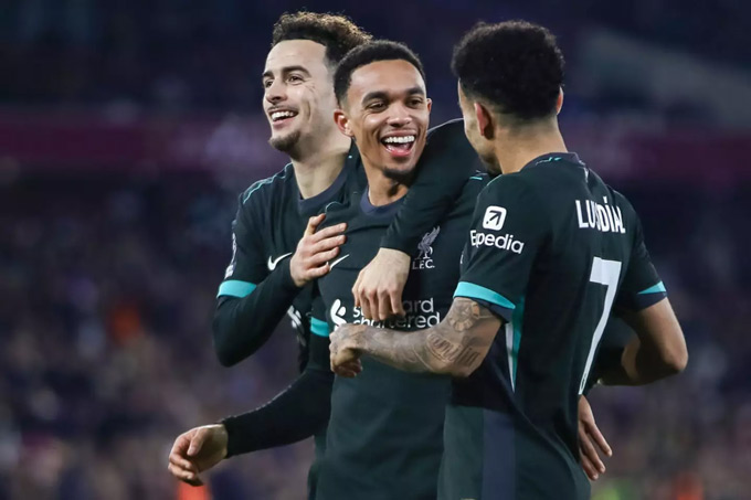 Alexander-Arnold (giữa) nêu 2 điều kiện để ở lại Liverpool