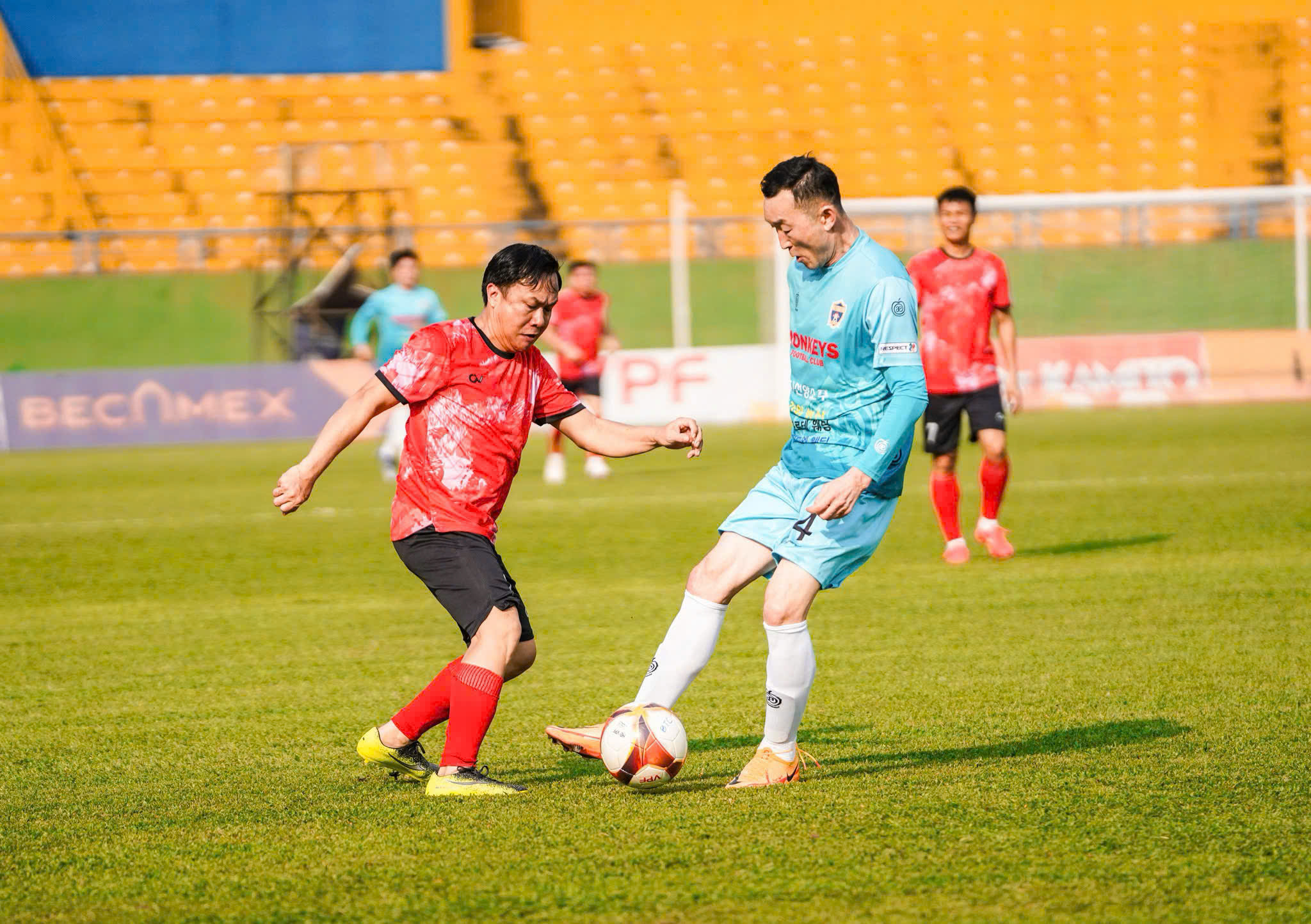 Một pha đi bóng kỹ thuật của Bùi Hữu Toàn - Giám đốc Sở Văn hóa, Thể thao và Du lịch tỉnh