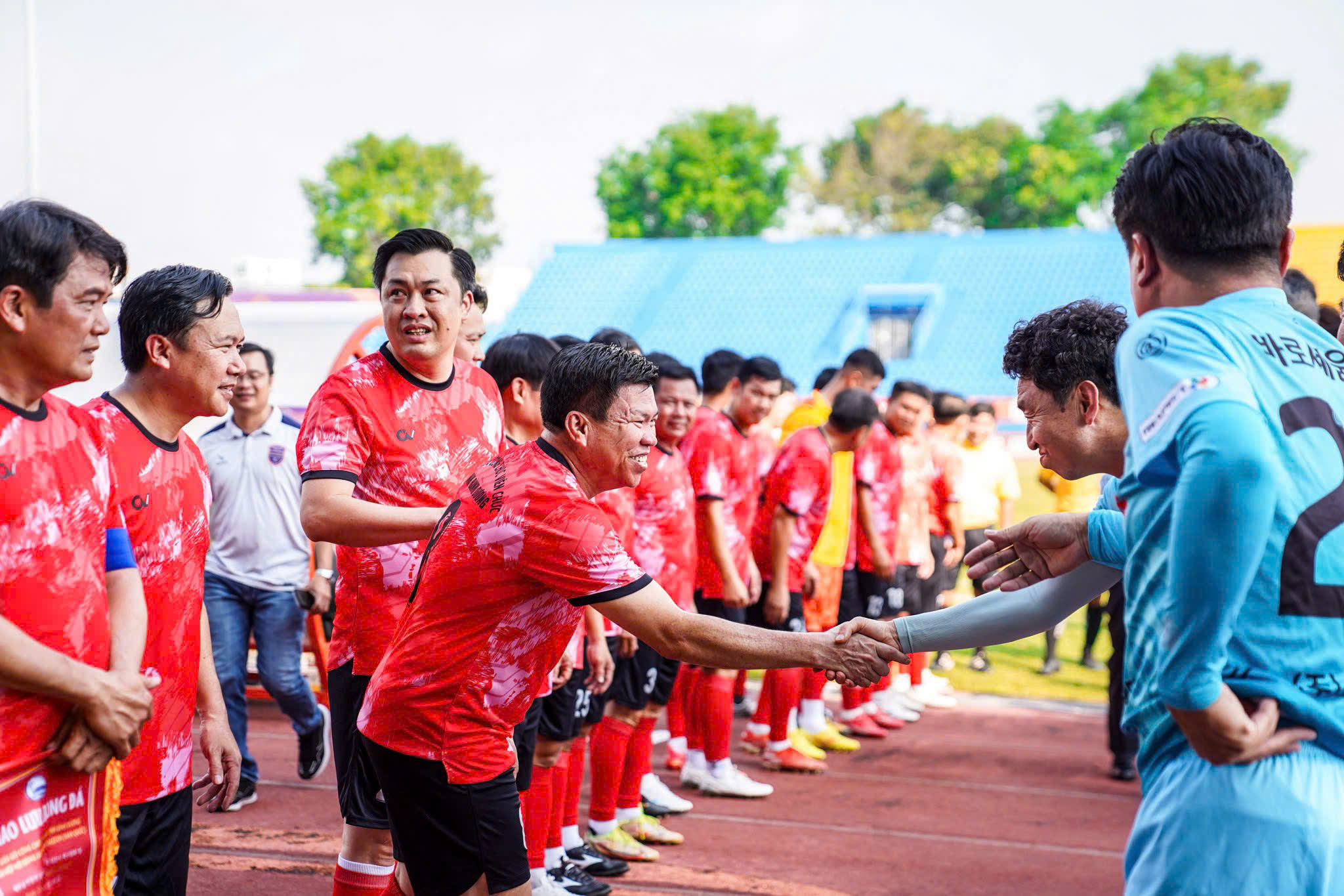 Đội bóng đá công chức, viên chức tỉnh Bình Dương và Liên đoàn Bóng đá Daejeon giao lưu, trao đổi thông tin trước khi trận đấu diễn ra